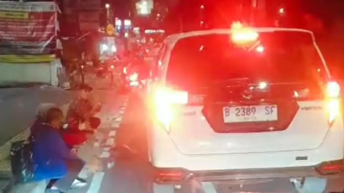 Terlihat PPKS duduk berjejer di pinggir trotoar untuk mendapatkan uang tunai Rp50 ribu dari seseorang dengan julukan Pa Haji Gocap. (Sumber: Istimewa)