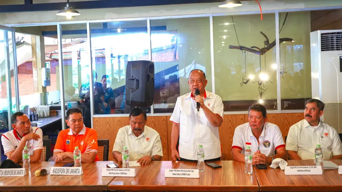 Ketua Umum KONI Pusat Letjen TNI Purn Marciano Norman saat melakukan visitasi veneu atau lokasi pertandingan PON Pantai Ancol 2026. (Sumber: Istimewa)