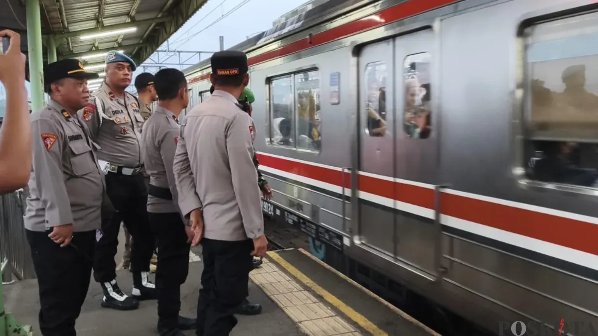 Polisi melakukan pengecekan kondisi Stasiun Daru dari aksi massa yang menuju Jakarta. (Sumber: Pos Kota/Veronica)