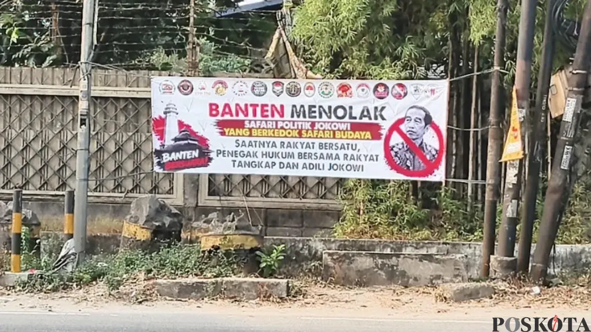 Spanduk penolakan safari politik Jokowi terpasang di Jalan Raya Serang, Kecamatan Cikupa. (Sumber: Pos Kota/Veronica)