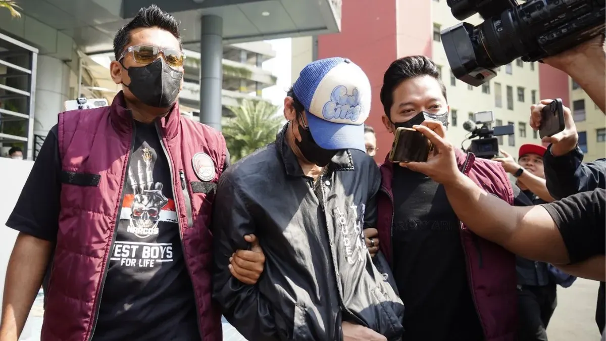 Aktor Revaldo Fifaldi alias RF menjalani pemeriksaan kesehatan di Sie Dokkes Mapolres Metro Jakbar setelah diamankan polisi terkait dugaan kasus narkoba, Rabu, 26 Agustus 2026. (Sumber: Dok. Polda Metro Jaya)