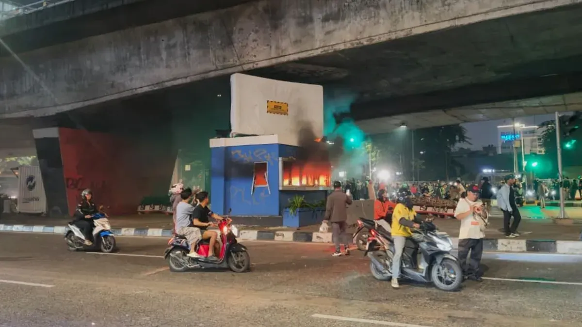 Pos Polisi Satlantas Wilayah Jakarta Barat yang berada di bawah Flyover Slipi, Jalan S Parman, Palmerah, Jakarta Pusat, dibakar massa, Kamis, 27 Agustus 2026. (Sumber: Dok. Istimewa)