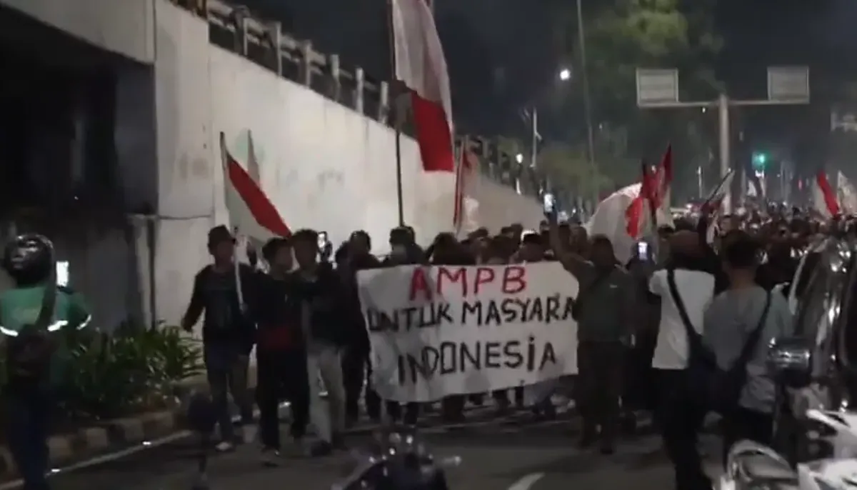 Massa mulai berkumpul di depan Gedung DPR/MPR RI, Jakarta, Kamis (27/8/2026), menjelang aksi unjuk rasa dari sejumlah kelompok. (Sumber: X/@arifbalikpapan1)