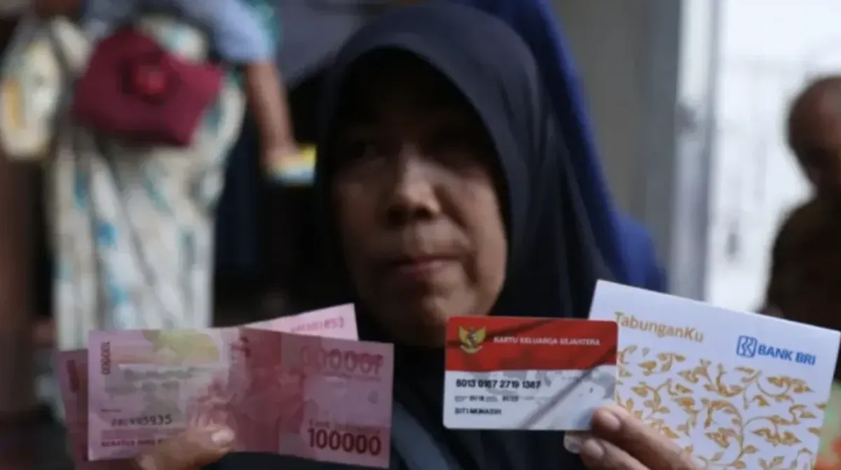 Ilustrasi penerima bantuan sosial DKI Jakarta. Pencairan KAJ, KLJ, dan KPDJ 2026 masih menunggu penyelesaian proses administrasi. (Sumber: Facebook)