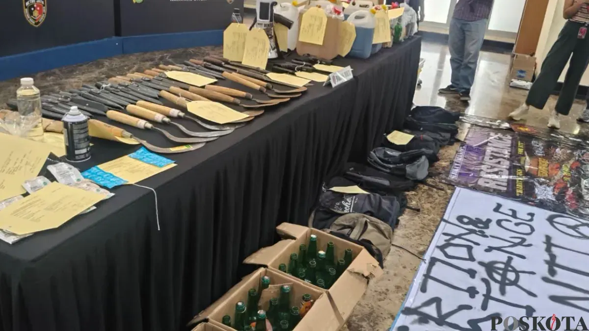 Konferensi pers Polda Metro Jaya terkait penangkapan 65 orang dan menyita sejumlah senjata tajam dan airsoft gun, menjelang aksi demonstrasi di depan Gedung DPR, Senayan, Jakarta Pusat, Kamis, 27 Agustus 2026. (Sumber: Pos Kota/ Ali Mansur)