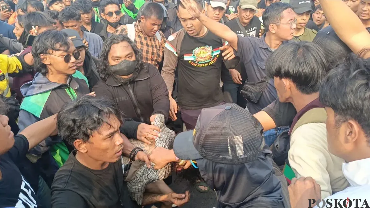 Seorang pria diamuk massa aksi unjuk rasa di depan gedung DPR RI, Senayan, Tanah Abang, Jakarta Pusat, Kamis, 27 Agustus 2026. (Sumber: Poskota/Ali Mansur)