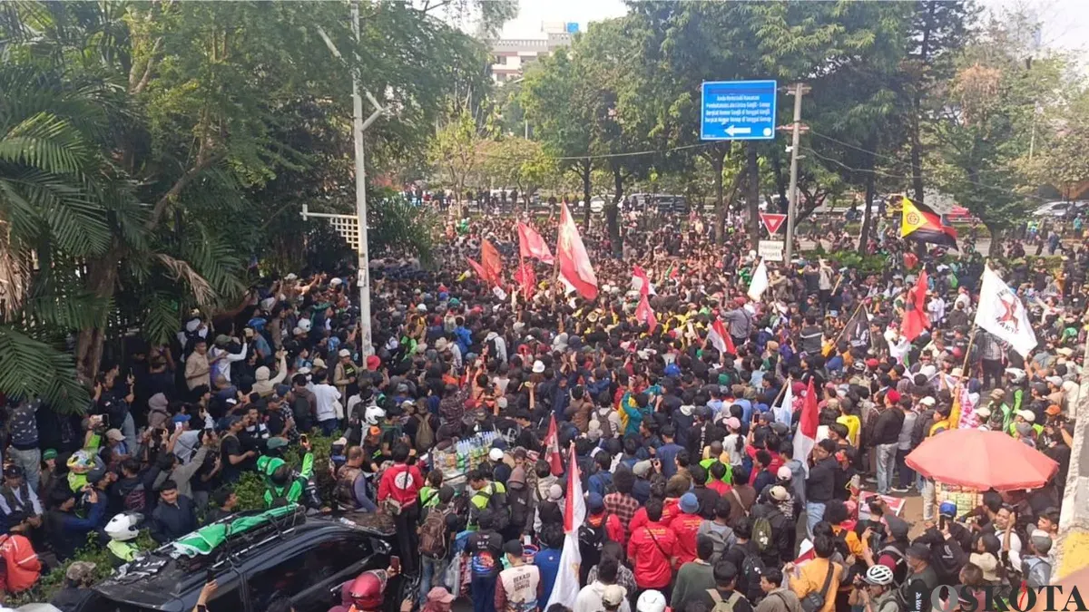 Ratusan demonstran dari kelompok mahasiswa dan masyarakat adat melakukan aksi unjuk rasa di depan Gedung DPR RI, Senayan, Tanah Abang, Jakarta Pusat, Kamis, 27 Agustus 2026. (Sumber: Poskota/Ali Mansur)