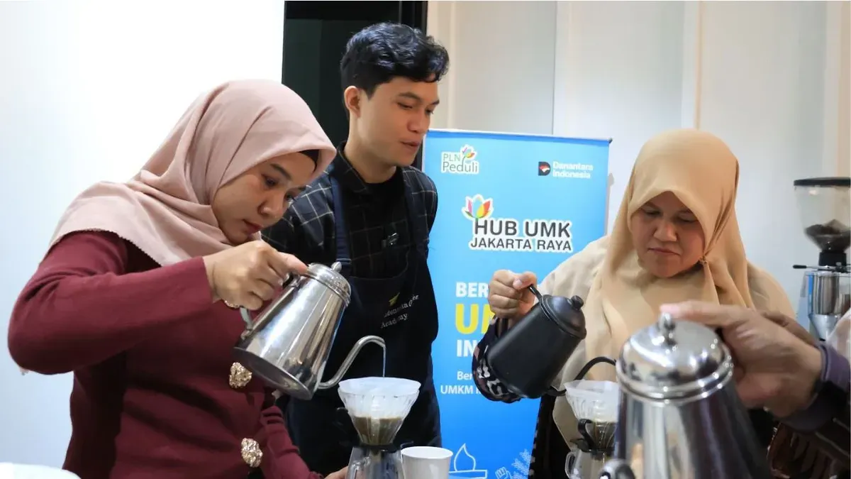 Peserta UMKM binaan Hub UMK Jakarta Raya mempraktikkan langsung teknik manual brewing dengan pendampingan pengajar Indonesia Coffee Academy (ICA). (Sumber: Dok. PLN UID Jakarta Raya)