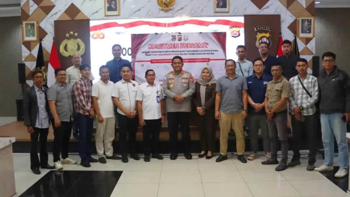 Kapolresta Tangerang bersama puluhan leasing saat melakukan koordinasi terkait dengan larangan penarikan kendaraan di jalan. (Sumber: Istimewa)