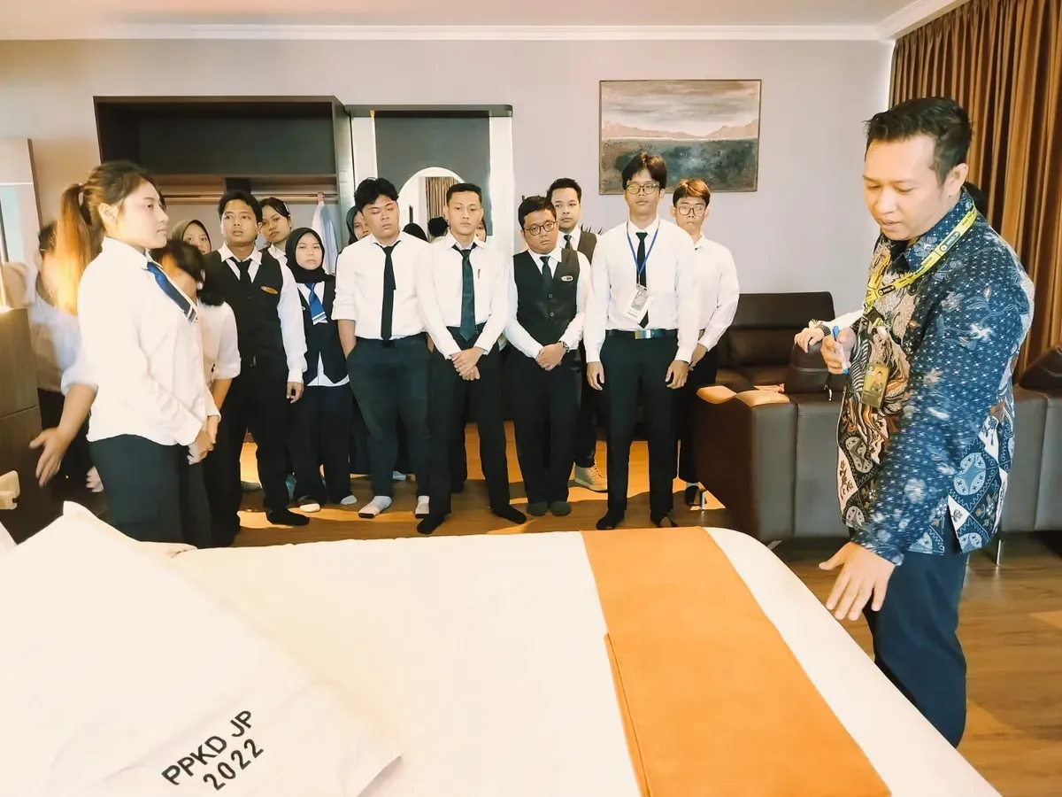 Kepala PPKD Jakarta Pusat Suzukiana saat menyampaikan penguatan sinergi dengan BUMD dan perusahaan swasta untuk penyerapan lulusan pelatihan kerja. (Sumber: Istimewa)