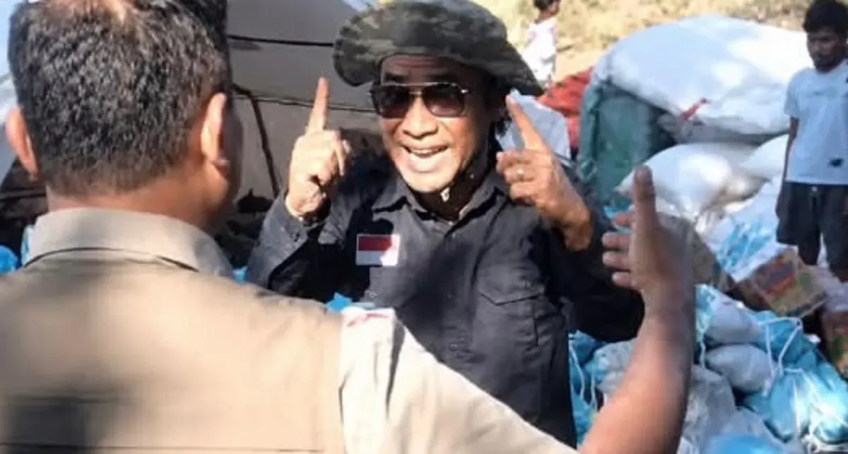 Camat Lamba Leda Utara, Kabupaten Manggarai Timur, Nusa Tenggara Timur (NTT), Agustinus Supratman mengundurkan diri usai video dirinya memarahi petugas Badan Nasional Penanggulangan Bencana (BNPB) viral. (Sumber: Instagram/@rutenginfo.official)