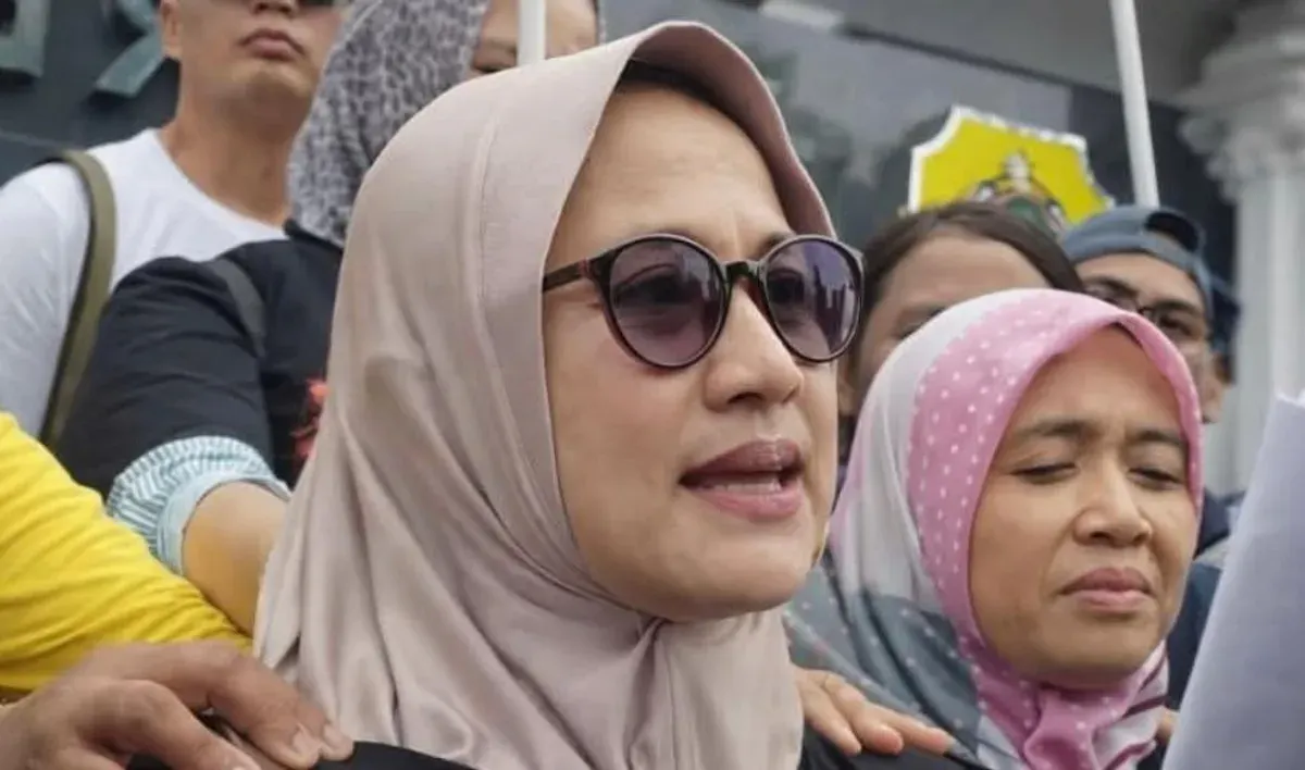 Sosok Anik Sriningsih tengah disorot usai video dirinya menyampaikan aspirasi di hadapan pimpinan DPR RI dalam aksi demonstrasi di Gedung Parlemen, Kamis, 27 Agustus 2026 viral. (Sumber: Instagram/@koyek339)