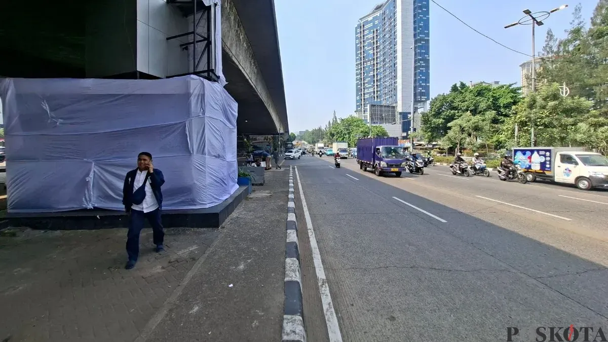 Suasana terkini di Jalan Raya Slipi, Pejompongan, Jakarta Barat, Jumat, 28 Agustus 2026. (Sumber: Poskota/Angga Pahlevi)