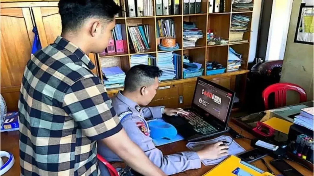 Anggota Polresta Tangerang saat tengah melakukan pemantauan konten provinsi di media sosial. (Sumber: Istimewa)
