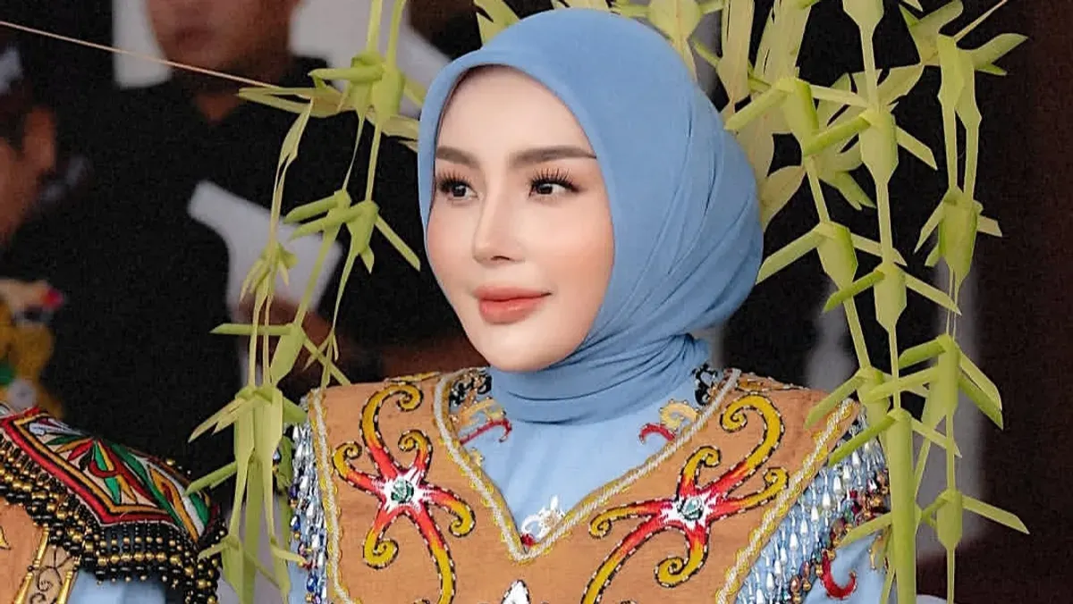 Profil dan biodata Aisyah Thisia, istri Gubernur Kaltim Agustiar Sabran yang jadi sorotan karena kontroversi ucapan ultah saat karhutla di Kalimantan. (Sumber: Instagram/@thisia.halijam)