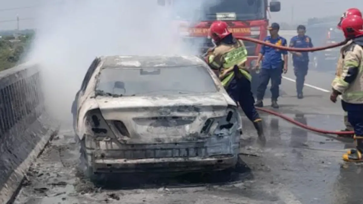 Sebuah mobil Toyota Camry terbakar saat melintas di Jalan Tol Mohammed Bin Zayed (MBZ) arah Cikampek, Jumat, 28 Agustus 2026 siang. (Sumber: Istimewa)