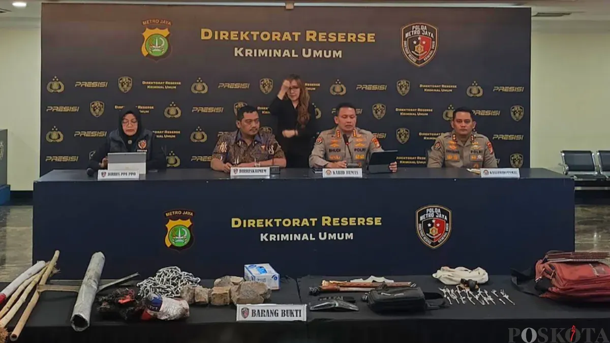 Polda Metro Jaya menggelar konferensi pers penanganan kerusuhan pascaaksi unjuk rasa di depan Gedung Dewan Perwakilan (DPR), Tanah Abang, Jakarta Pusat, Jumat, 28 Agustus 2026. (Sumber: Pos Kota/ Ali Mansur)