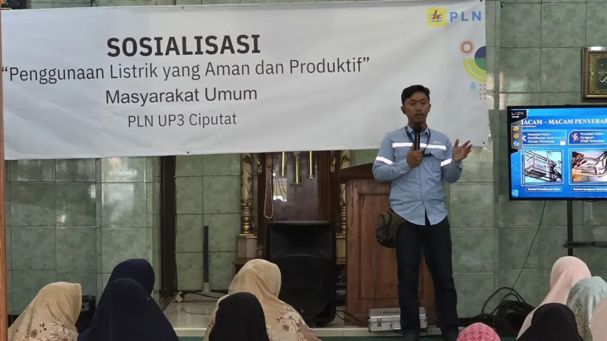 Team Leader K3L dan KAM PLN UP3 Ciputat, Adi Lestari, menjelaskan berbagai potensi bahaya kelistrikan serta langkah pencegahannya kepada warga Pondok Cabe Ilir. (Sumber: PLN UID Jakarta Raya)