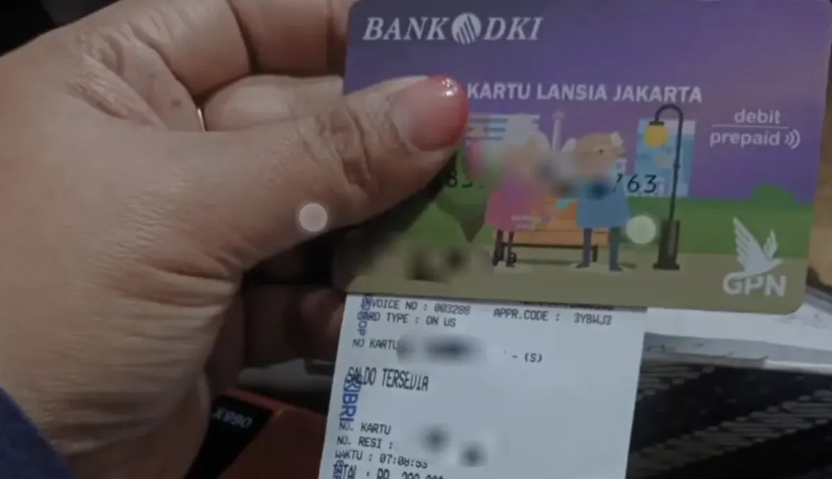 Ilustrasi penerima mengecek saldo bantuan sosial melalui kartu Bank DKI. Sejumlah penerima KLJ, KAJ, dan KPDJ melaporkan adanya dana Rp300.000 yang masuk. (Sumber: Youtube/@arfan saputra channel)