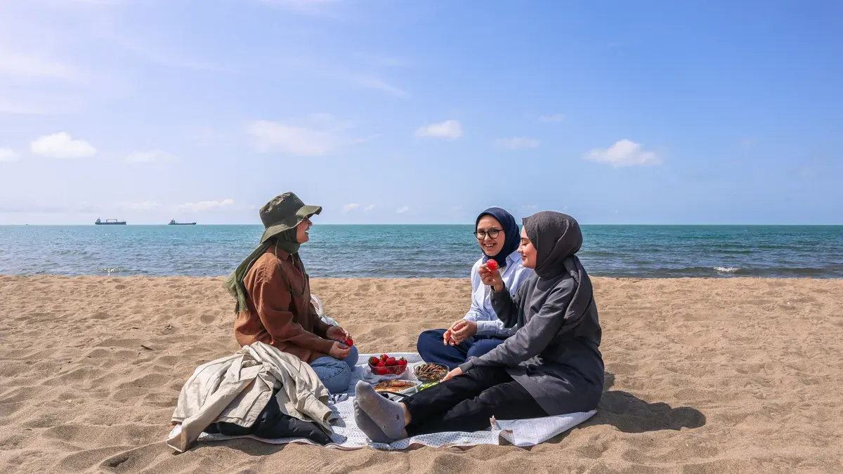 Ilustrasi - Tips liburan ke pantai tetap nyaman saat cuaca panas. (Sumber: Pexels/beyzahzah)