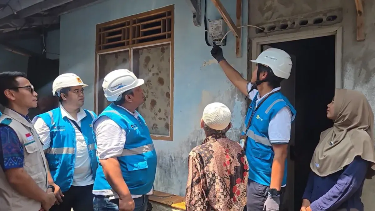 Manager PLN UP3 Bandengan, Hendar Prisnadianta Yanuardhana, menyalakan listrik di rumah Sarmila, warga Pulau Panggang, Kepulauan Seribu, melalui program Light Up The Dream (LUTD). (Sumber: PLN UID Jakarta Raya)