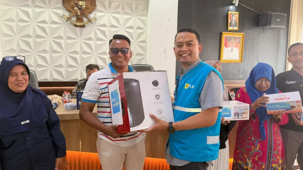 Manajer PLN UP3 Cengkareng, Andre Pratama Djatmiko, berikan apresiasi kepada pelanggan yang memanfaatkan Layanan Kelistrikan pada Aplikasi PLN Mobile. (Sumber: PLN UID Jakarta Raya)