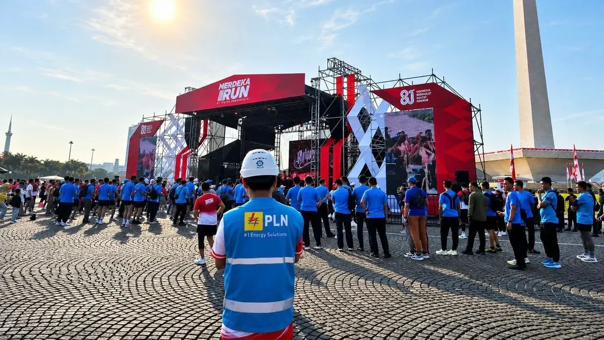 Petugas PLN UP3 Menteng bersiaga di sejumlah titik selama pelaksanaan Merdeka Run 2026. (Sumber: Dok. PLN UID Jakarta Raya)