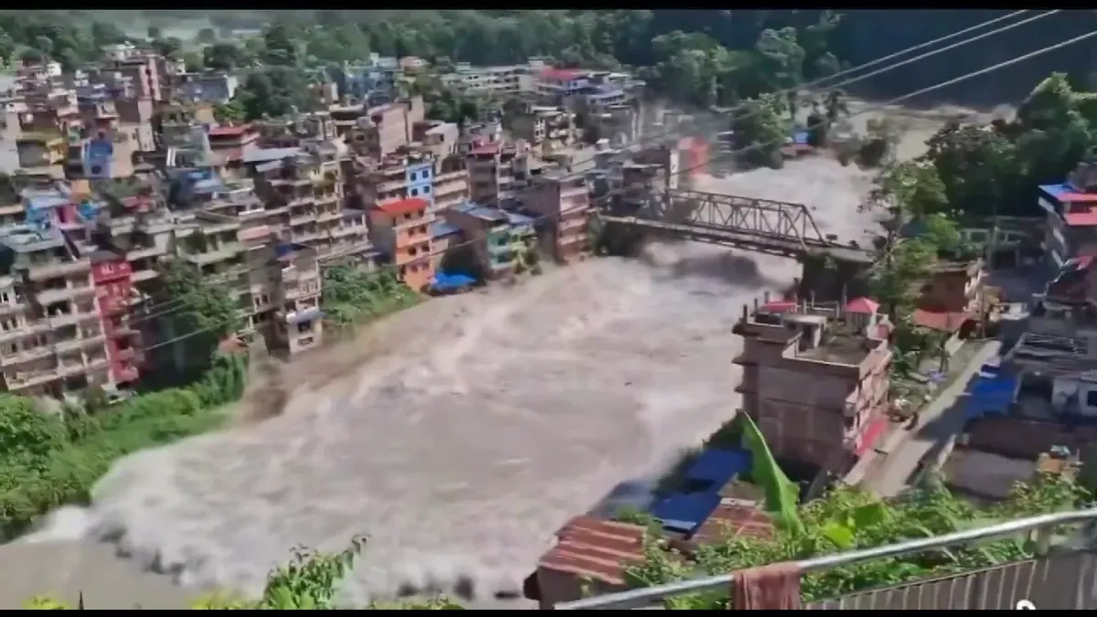Banjir bandang dan tanah longsor menerjang wilayah perbatasan Nepal dan Tiongkok. (Sumber: X/@serabutannn)