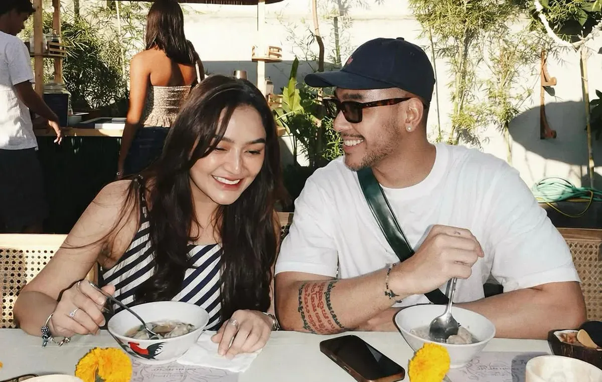 Pasangan selebritas Siti Badriah dan Krisjiana Baharuddin tengah menjadi perbincangan hangat usai muncul isu perselingkuhan yang beredar di media sosial. (Sumber: Instagram/@sitibadriah)