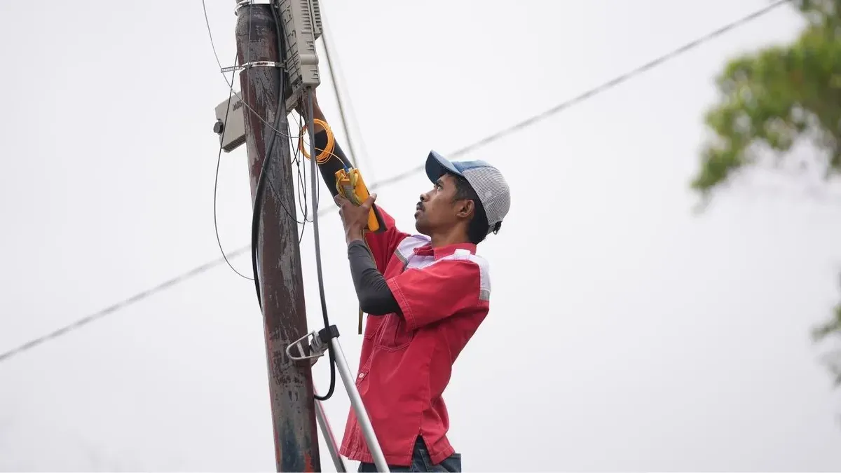 Teknisi Telkom Akses melakukan perbaikan infrastruktur jaringan telekomunikasi di wilayah terdampak gempa NTT. (Sumber: Dok. Telkom)
