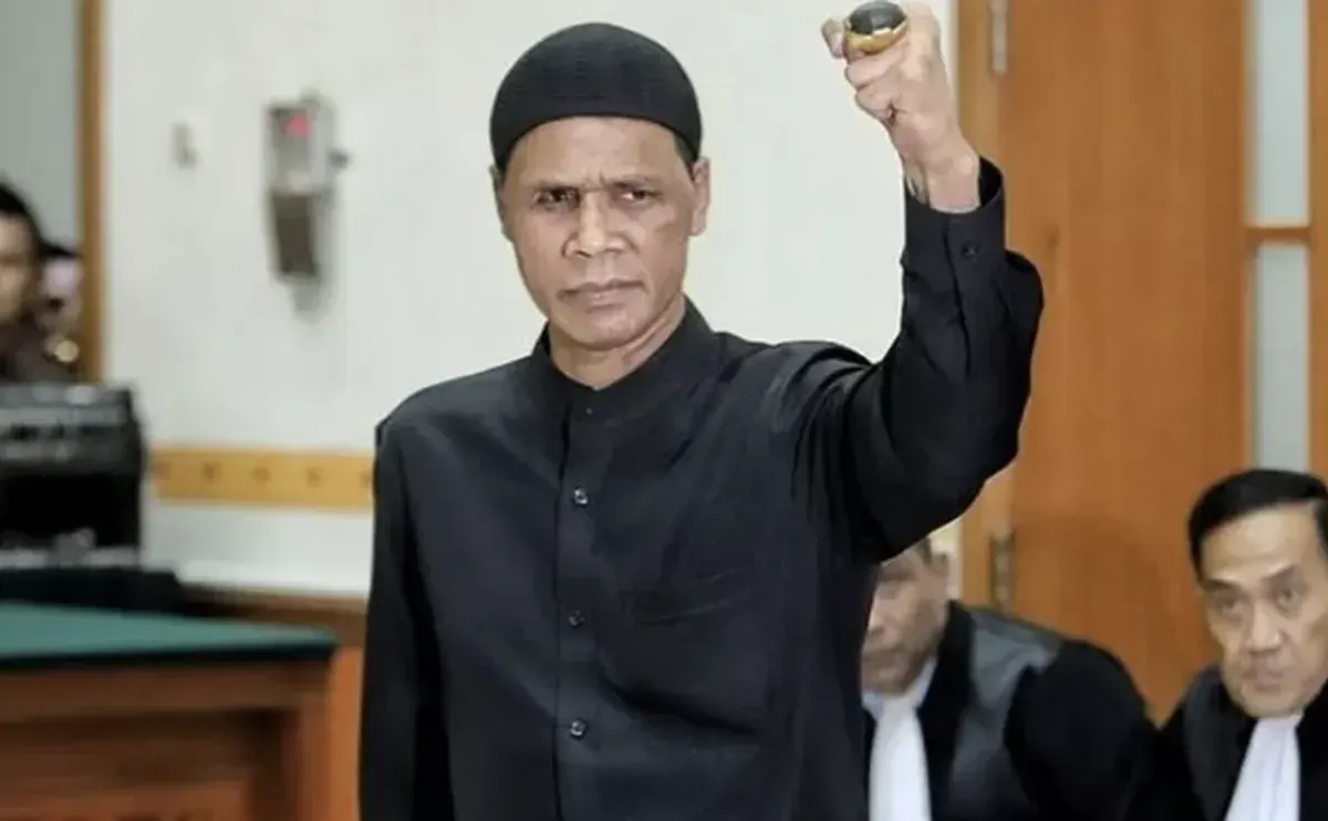 Hercules menggunakan tangan prostetik dan bola mata buatan setelah mengalami sejumlah cedera dalam perjalanan hidupnya. (Sumber: Instagram/@kureta.id)