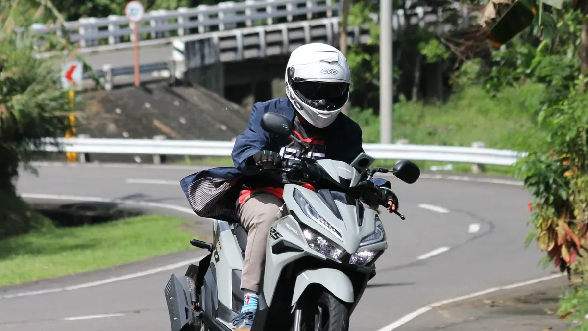 Ilustrasi - Tips berkendara naik motor saat cuaca panas yang perlu diperhatikan oleh para pengendara. (Sumber: Pexels/Tiwi Riders)