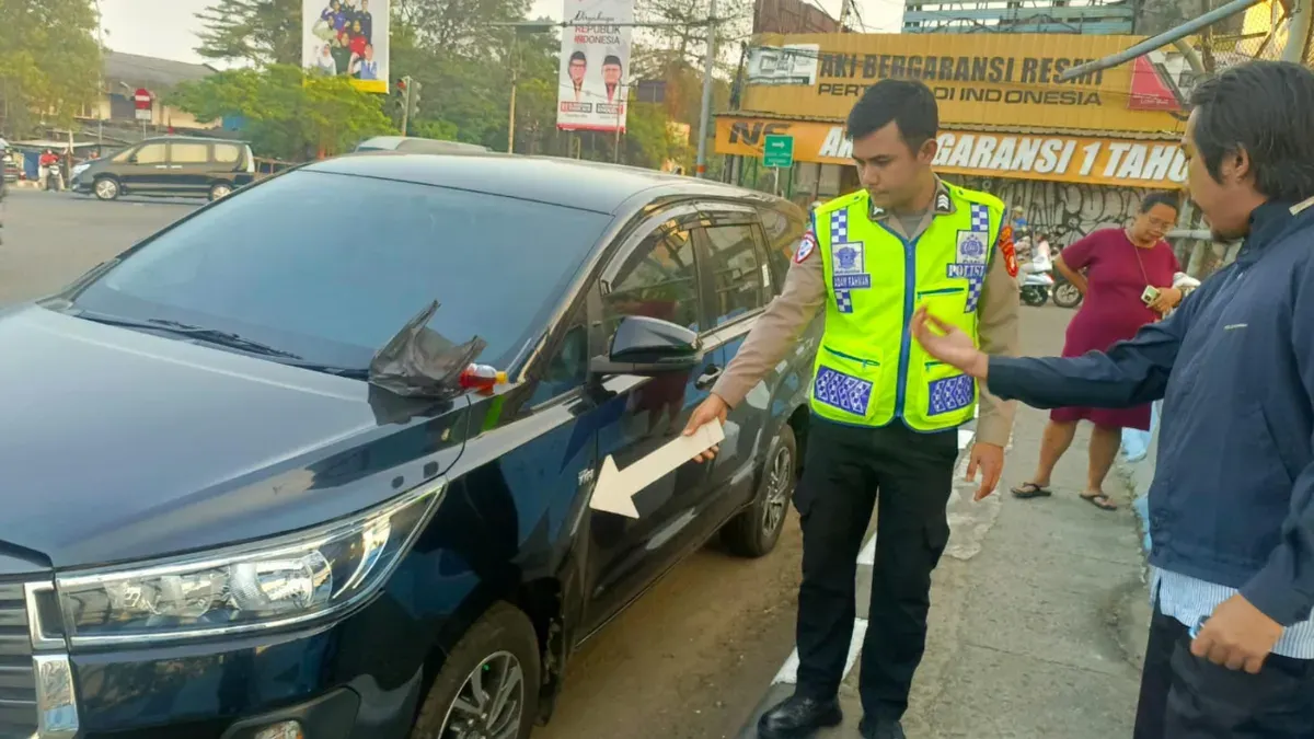 Petugas Laka Lantas Polres Metro Depok melakukan olah TKP. (Sumber: Laka Lantas Depok)