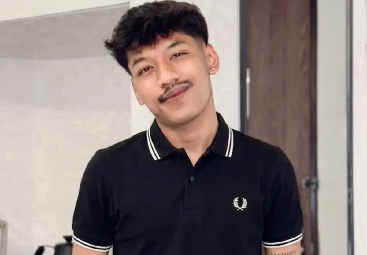Koko Seto Bayu Aji atau yang dikenal sebagai Seto Bayu Aji viral usai dirinya disiram air oleh sejumlah penonton saat acara karnaval di Desa Moyoketen, Kecamatan Boyolangu, Kabupaten Tulungagung, Jawa Timur. (Sumber: Instagram/@setobayu_id)