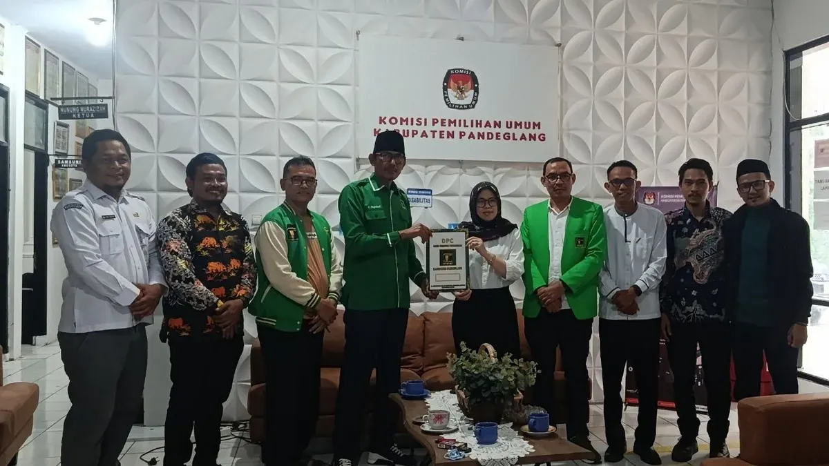 Jajaran DPC PPP Pandeglang menyerahkan SK kepengurusan ke KPU dan Kesbangpol. (Sumber: Dok. Istimewa)