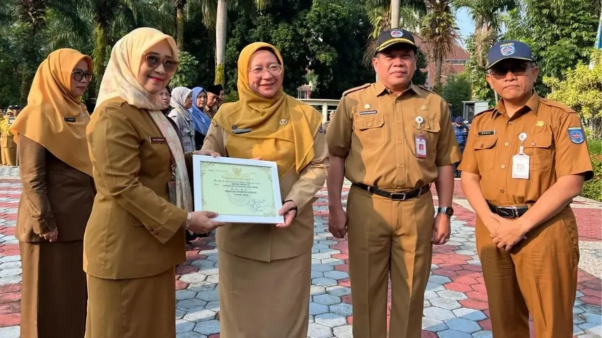Penyerahan penghargaan Sekolah Adiwiyata kepada perwakilan sekolah terpilih di Halaman Balai Kota Depok, Senin, 31 Agustus 2026. (Sumber: Dok. Diskominfo Depok)