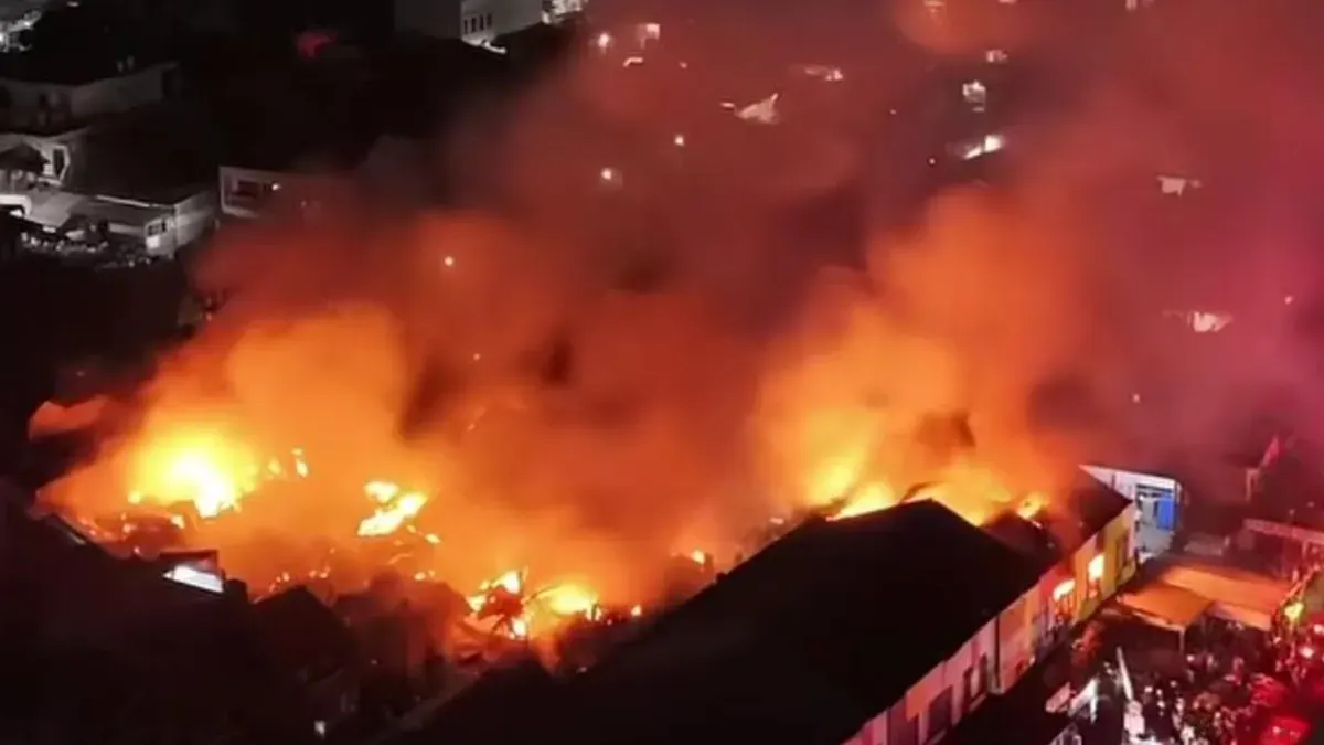 Kebakaran gudang tekstil di Cipadu, Tangerang Selatan, Minggu, 1 Februari 2026 malam. (Sumber: Tangkapan layar Instagram/ @wargatangsel)