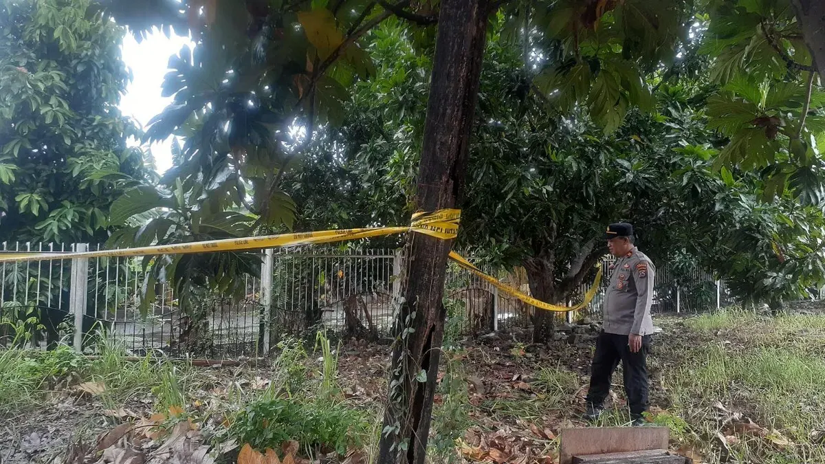Petugas Polsek Pasar Kemis saat melakukan pengecekan TKP. (Sumber: Dok. Polsek Pasar Kemis)