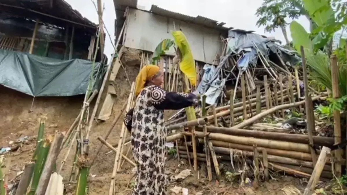 Sejumlah rumah warga di Cikulur, Lebak rusak dan mengkhawatirkan setelah tanah longsor yang terkikis air sungai Ciujung. (Sumber: Istimewa)