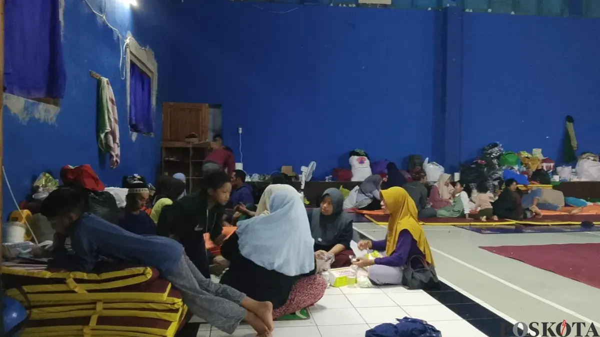 Pengungsi di ruangan Gor Desa Pasirlangu mulai meninggalkan pengungsian. (Sumber: Poskota/Gatot Poedji Utomo)