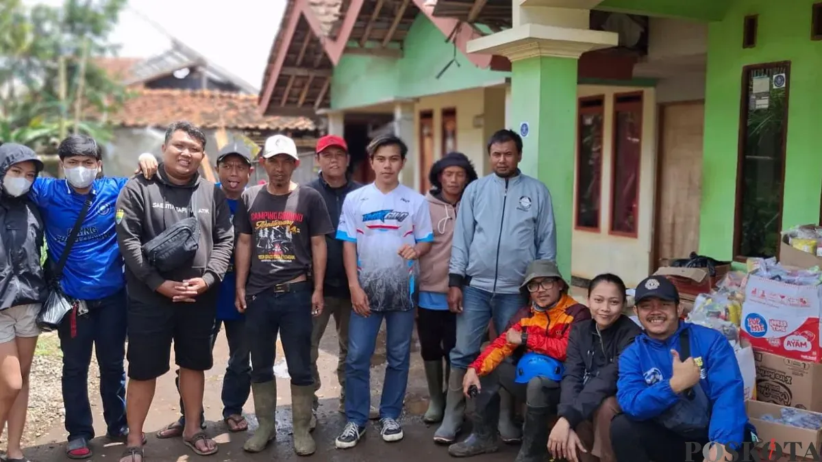 Viking Sukajadi salurkan bantuan untuk korban bencana longsor Desa Pasirlangu, Kecamatan Cisarua, Bandung Barat. (Sumber: Poskota/Gatot Poedji Utomo)