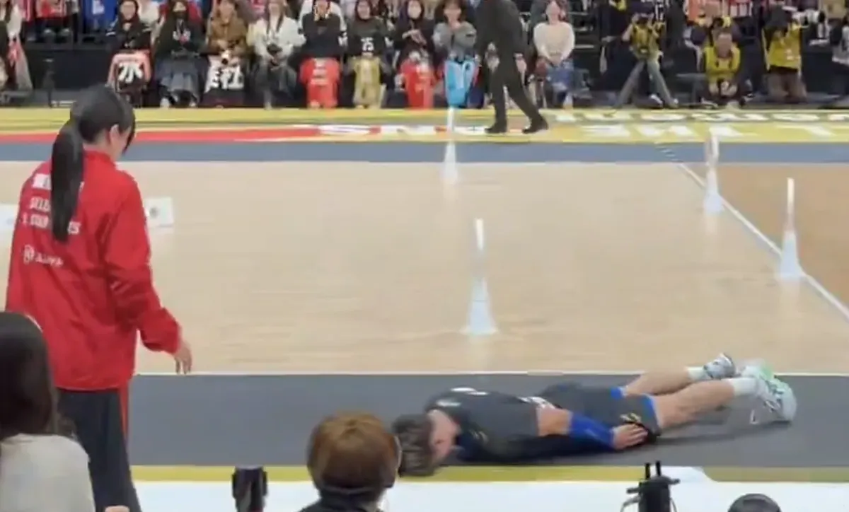 Bintang voli Jepang Yuji Nishida melakukan dogeza sebagai bentuk permintaan maaf setelah servisnya mengenai seorang staf lapangan di SV League All-Star Game 2026. (Sumber: X/@harulovesvolley)
