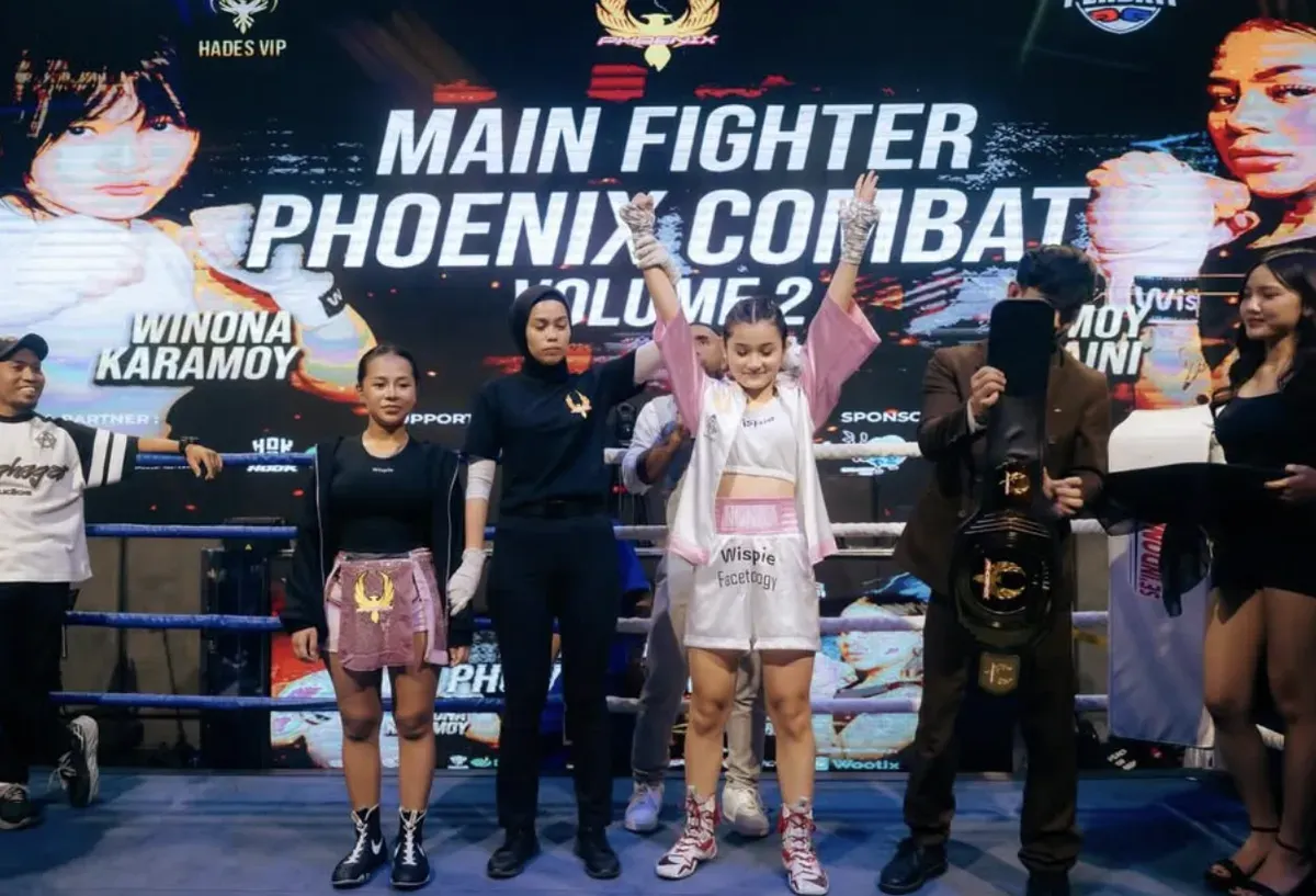 Winona Karamoy mengangkat gelar kemenangan setelah wasit menghentikan pertandingan di Phoenix Combat Sport Vol. 2 (Sumber: Instagram/@winonaaakaramoy)