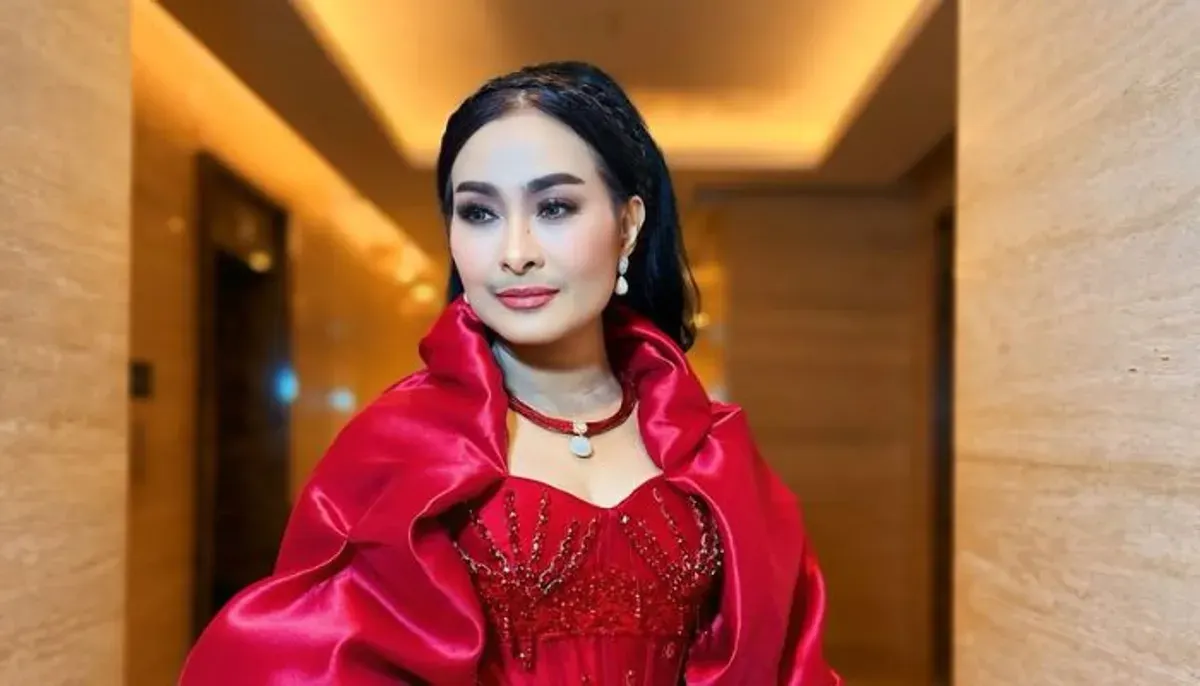 Potret Iis Dahlia yang menegaskan dirinya tidak ingin ikut campur dalam konflik Denada dan Ressa Rizky Rossano. Ia meminta publik berhenti berspekulasi dan menghormati urusan pribadi keluarga. (Sumber: Instagram/@isdadahlia)