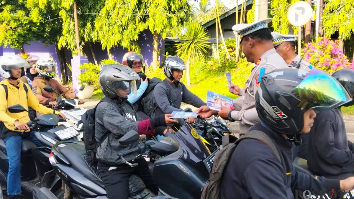 Anggota Satlantas Polresta Tangerang saat melakukan sosialisasi Ops Keselamatan Maung 2026. (Sumber: Poskota/Veronica)