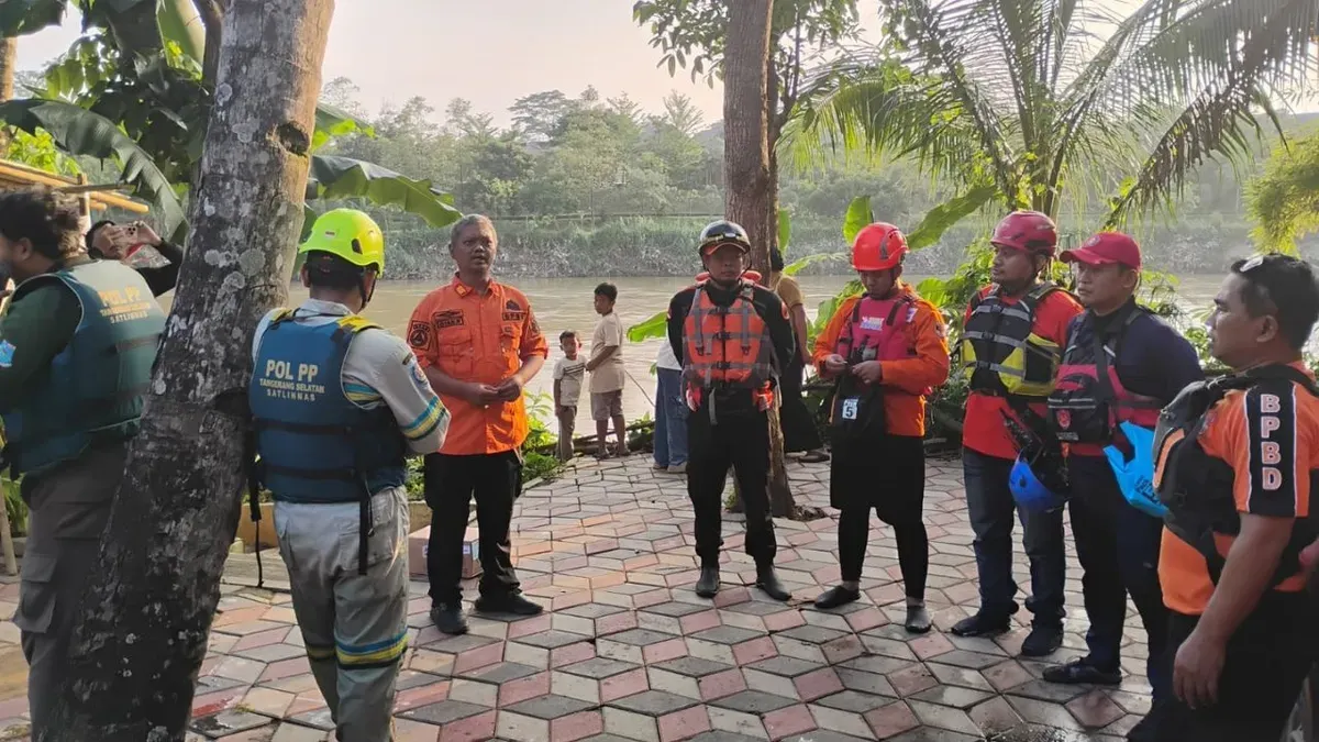 BPBD Kota Tangsel ikut proses pencarian pelajar asal Kota Bogor hanyut di Sungai Cisadane. (Sumber: Dok. Istimewa)