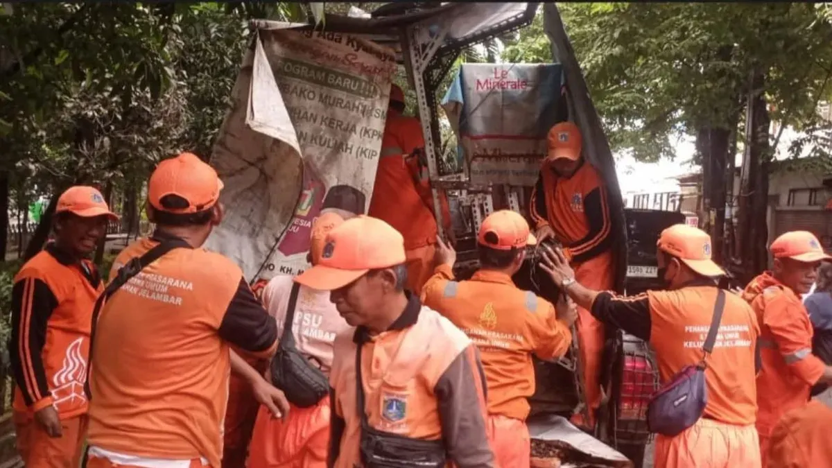 Petugas Satpol PP menertibkan penjual bensin eceran di Taman Hadiah Utama 1 RT 11/RW 10, Kelurahan Jelambar, Kecamatan Grogol Petamburan, Jakarta Barat, Senin, 2 Februari 2026. (Sumber: Dok. Istimewa)