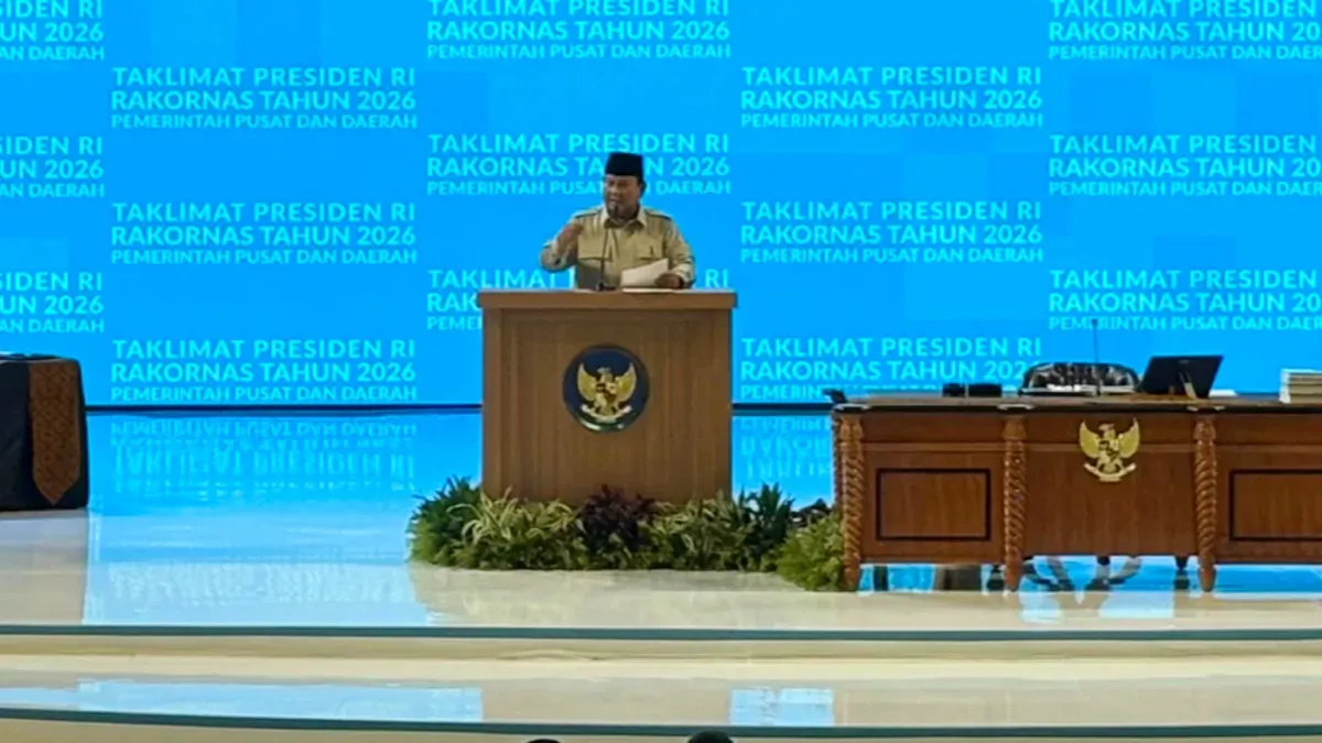 Presiden Prabowo Subianto saat menberikan taklimat dalam Rakornas Pusat dan Daerah di SICC, Bogor, Senin 2 Februari 2026. (Sumber: Poskota/Giffar Rivana)