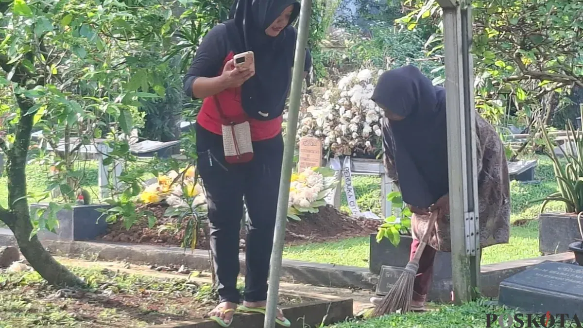 Penjaga kavling Makam Jenderal Polisi Hoegeng Iman Santoso di Pemakaman Giri Tama. (Sumber: Poskota/Angga Pahlevi)