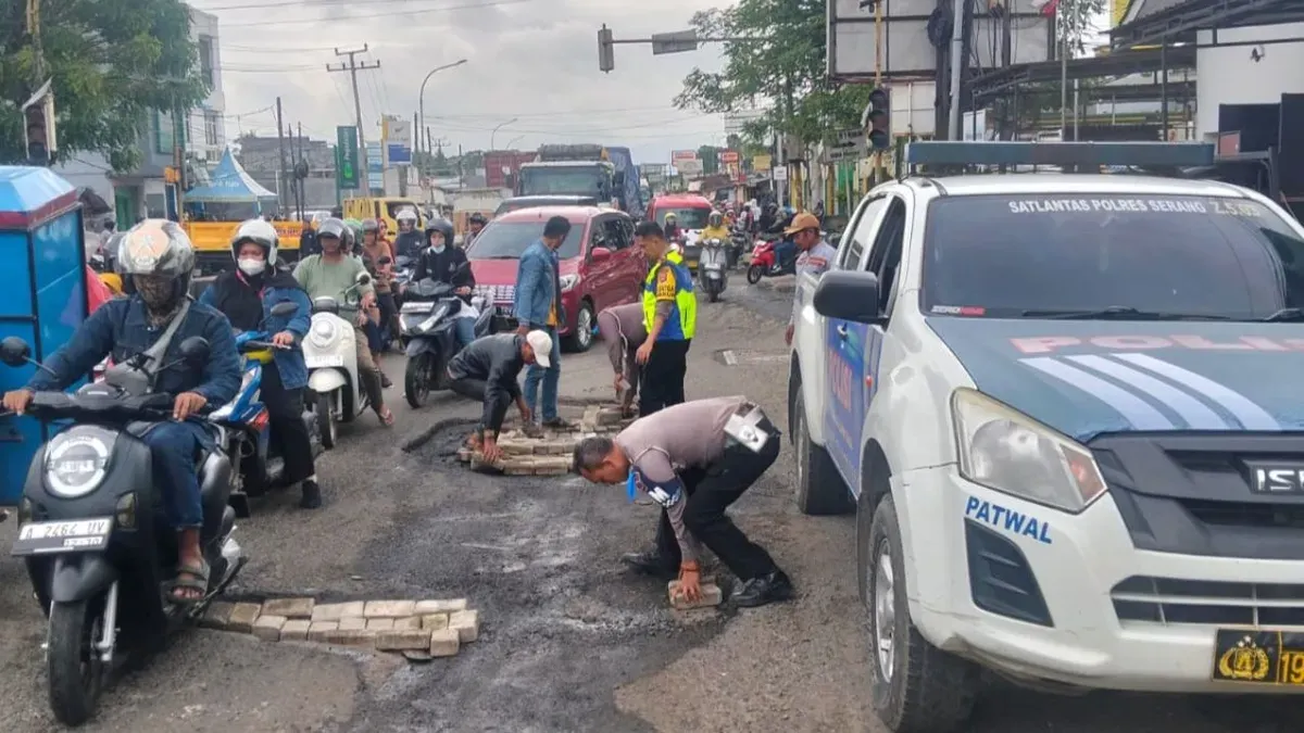 Polres Serang memperbaiki kerusakan di Jalan Raya Serang-Tangerang, Selasa, 3 Februari 2026. (Sumber: Dok. Polres Serang)